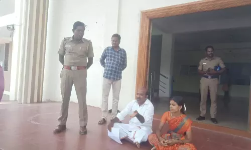 ஒன்றிய குழு துணை தலைவி  கணவருடன்  தர்ணா போராட்டம்