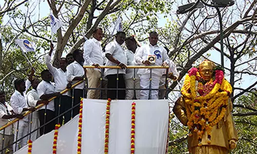பாரதிதாசன் சிலைக்கு விஜய் மக்கள் இயக்கத்தினர் மாலை அணிவிப்பு