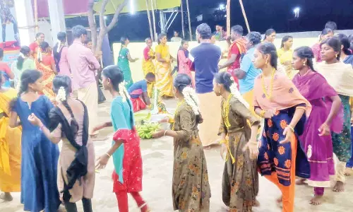 புளியங்குடி முப்பெரும் தேவியர் பவானி அம்மன் ஆலயத்தில் கும்மியடி திருவிழா