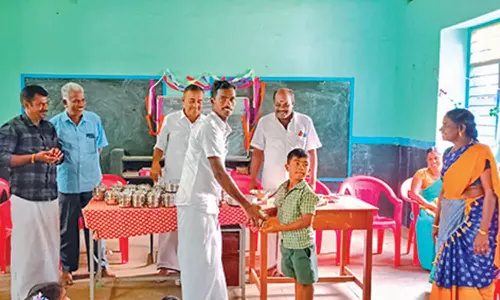 விளையாட்டு போட்டியில் வெற்றிபெற்ற மாணவர்களுக்கு பரிசு