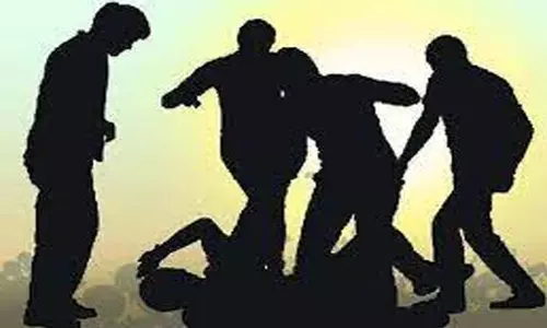 தரக்குறைவாக பேசியதை தட்டிக்கேட்டஅண்ணன், தம்பிக்கு அடி-உதை; 4 பேர் கைது