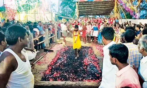 சீதளாதேவி மாரியம்மன் கோவிலில் தீமிதி திருவிழா