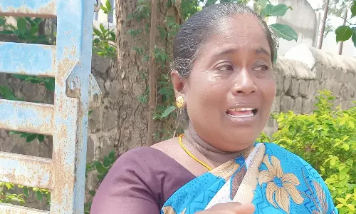 ஏரியூர் வட்டார வளர்ச்சி அலுவலகத்தில்  பணியிடைமாற்றத்தால் கதறி அழுத அங்கன்வாடி ஊழியர்