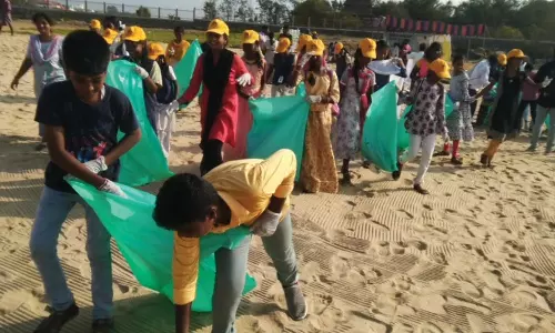 மாமல்லபுரம் கடற்கரையில் குப்பைகளை அகற்றிய பள்ளி, கல்லூரி  மாணவ-மாணவிகள்