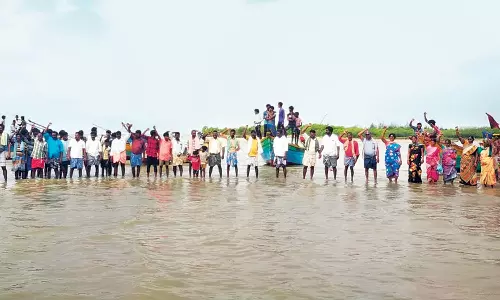 கடலில் இறங்கி மீனவர்கள் ஆர்ப்பாட்டம்