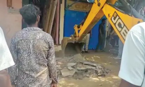 அம்பத்தூரில் 3 கி.மீ. தூரத்துக்கு ஆக்கிரமித்து கட்டப்பட்ட கடைகள்-வீடுகள் இடிப்பு