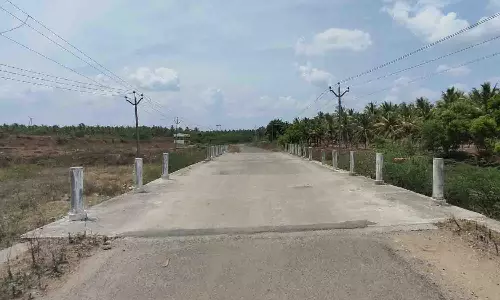 உடுமலை அருகே தரைமட்ட பாலத்தில் தடுப்பு சுவர் அமைக்க கோரிக்கை