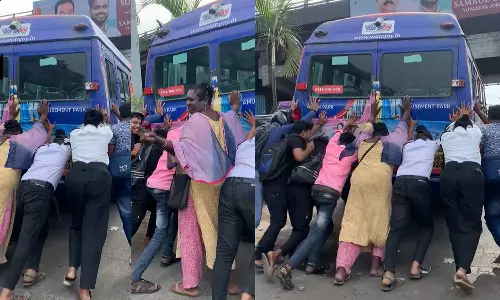 தள்ளு தள்ளு.. பிரேக்-டவுன் ஆகி நின்ற பேருந்து.. களத்தில் இறங்கிய மக்கள் - வைரலாகும் வீடியோ!