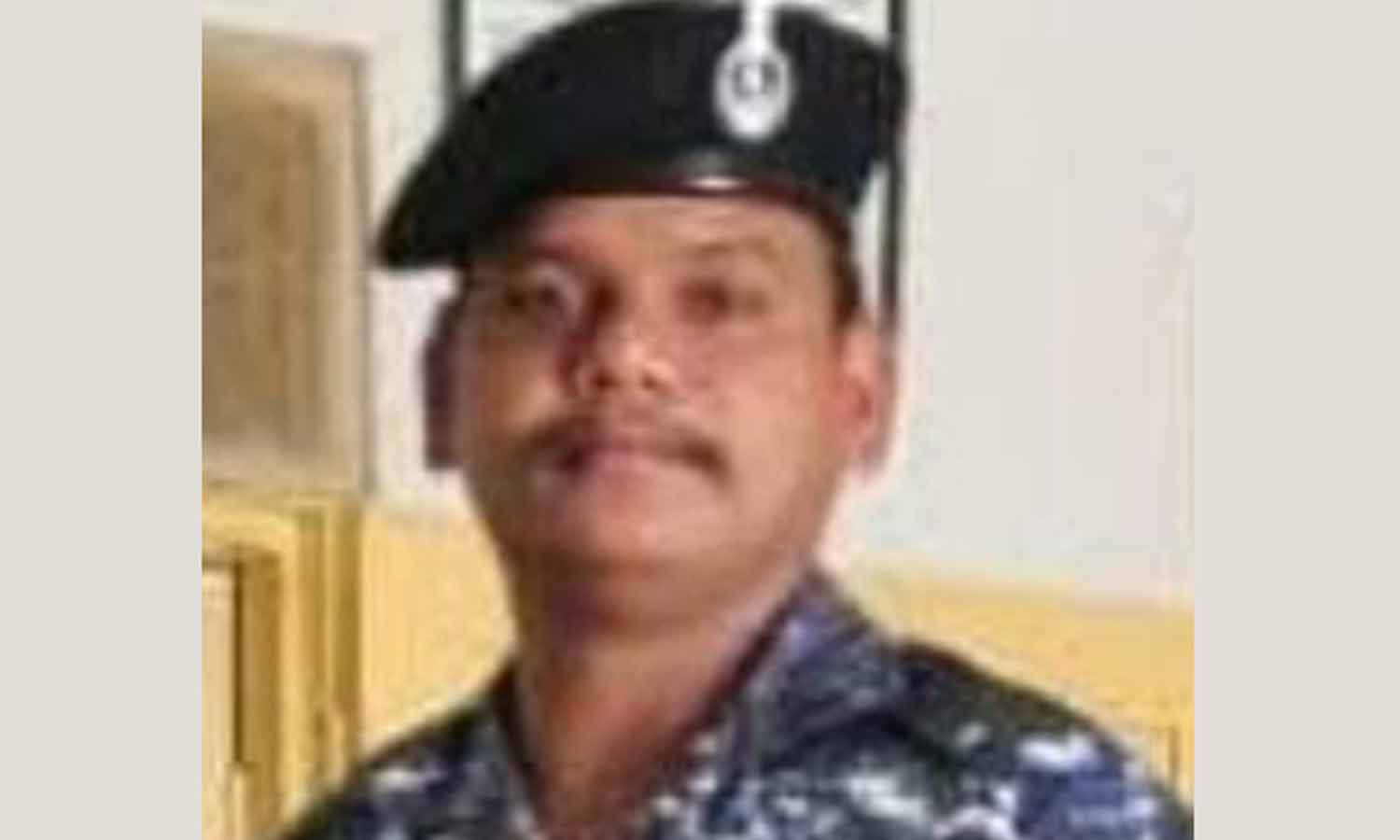 நாகையில் இன்று காலை இந்திய கடற்படை போலீஸ் துப்பாக்கியால் சுட்டு தற்கொலை