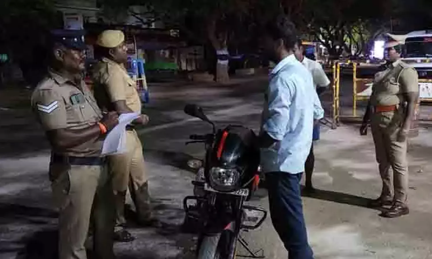 கரூர் மாவட்டத்தில் சிறப்பு ரோந்தில் 837 வழக்குகள் பதிவு: எஸ்.பி. தகவல் கரூர் மாவட்டத்தில் சிறப்பு ரோந்தில் 837 வழக்குகள் பதிவு: எஸ்.பி. தகவல்