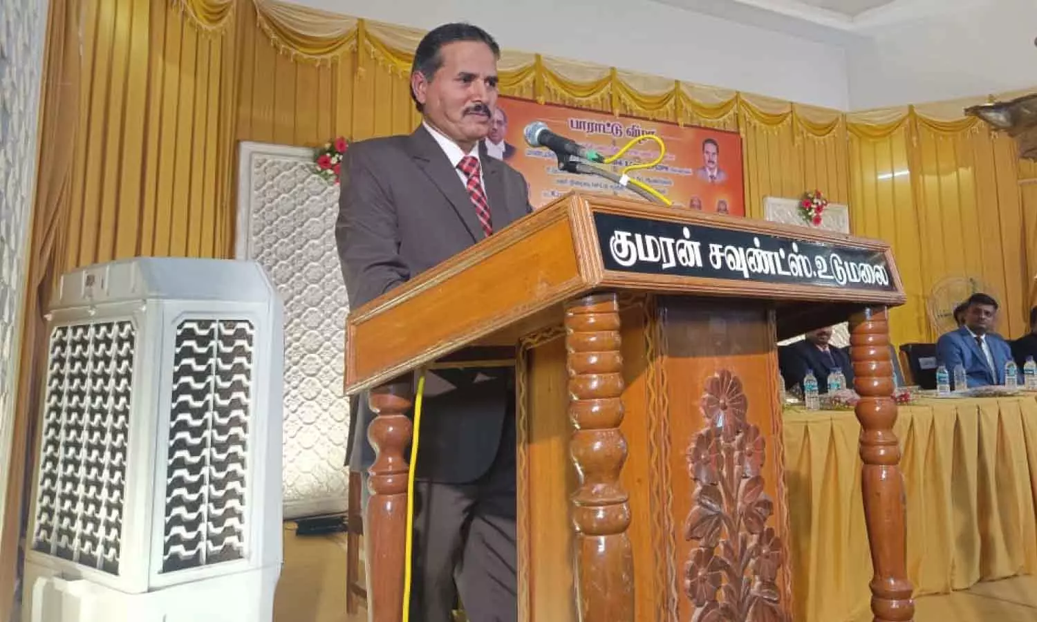 வக்கீல்கள் அர்ப்பணிப்பு உணர்வோடு செயல்பட வேண்டும் - சென்னை உயர்நீதிமன்ற நீதிபதி பேச்சு