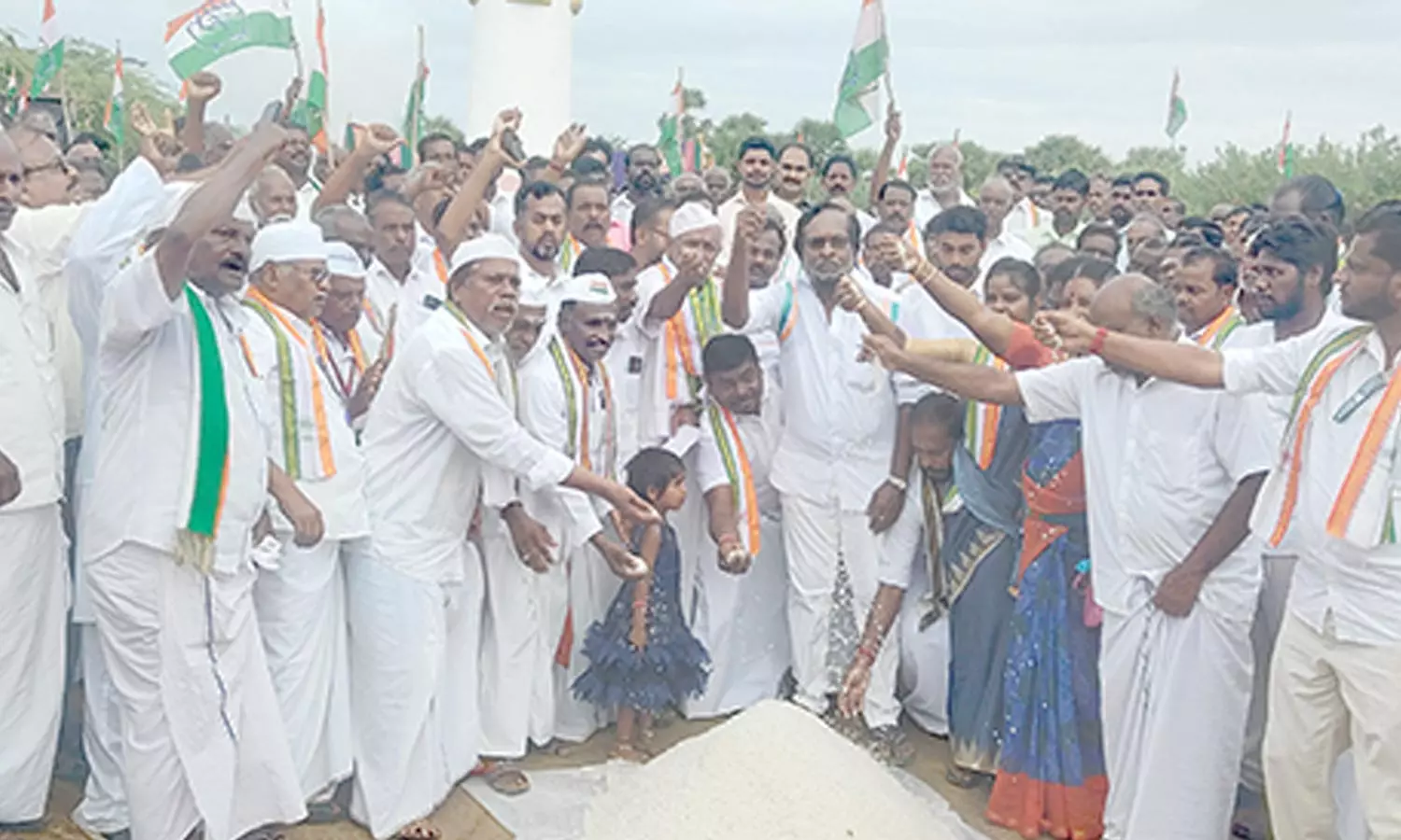 வேதாரண்யம் உப்பு சத்தியாகிரக நினைவு ஸ்தூபியில் உப்பு அள்ளும் நிகழ்ச்சி வேதாரண்யம் உப்பு சத்தியாகிரக நினைவு ஸ்தூபியில் உப்பு அள்ளும் நிகழ்ச்சி