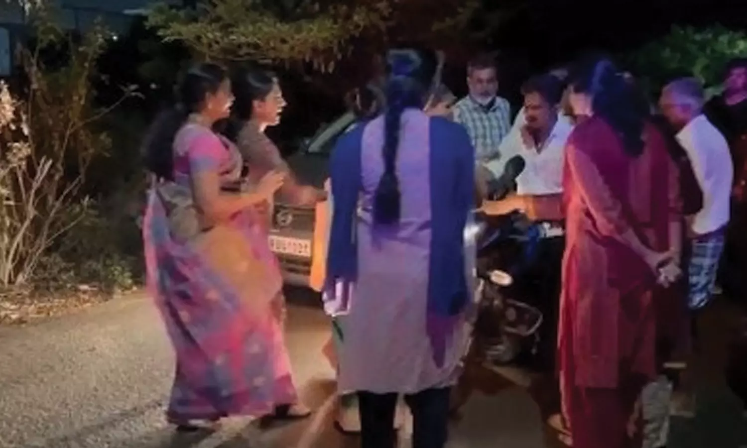 கோவையில் மோட்டார் சைக்கிளை ஏற்றி பெண்களை கொல்ல முயன்ற கும்பல் கோவையில் மோட்டார் சைக்கிளை ஏற்றி பெண்களை கொல்ல முயன்ற கும்பல்