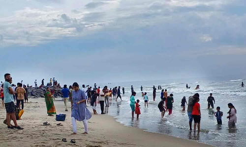 கடற்கரையில் அதிகாலையில் குவிந்த சுற்றுலா பயணிகள்