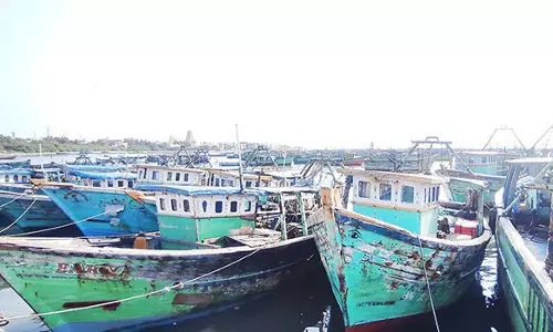 பலத்த காற்று வீசுவதால் ராமேசுவரம், பாம்பனில் நாட்டுப்படகுகள் கடலுக்கு செல்ல தடை