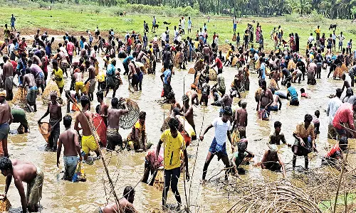 சிறுகுடி அருகே மீன்பிடி திருவிழாவில் உற்சாகமாக கலந்து கொண்ட பொதுமக்கள்
