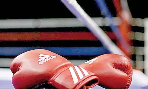 சா்வதேச குத்துச்சண்டை போட்டியில் பங்கேற்க பல்லடம் கல்லூரி மாணவா் தோ்வு