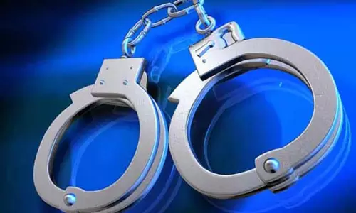 பண்ருட்டி அருகே மோட்டார் சைக்கிளில் சாராயம் கடத்திய புதுவை வாலிபர்கள் கைது