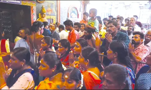 திருநள்ளாறு சனீஸ்வரர் கோவிலில் குவிந்த பக்தர்கள்: நளன்குளத்தில் புனிதநீராடி சாமி தரிசனம்