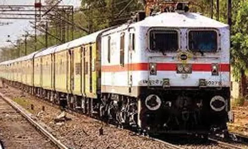 எக்ஸ்பிரஸ் ரெயிலில் தண்ணீர் இல்லாததால் பயணிகள் திடீர் போராட்டம்- செங்கல்பட்டு ரெயில் நிலையத்தில் பரபரப்பு