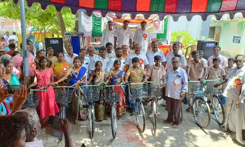 மாணவர்களுக்கு இலவச சைக்கிள்