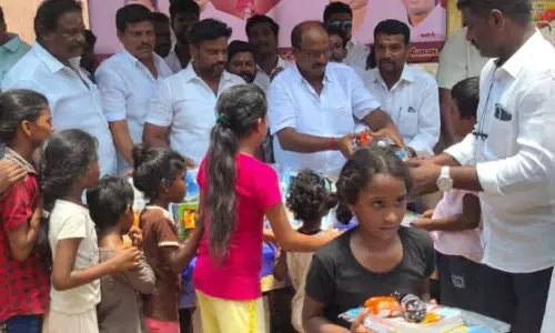 250 மாணவர்களுக்கு நோட்டு - புத்தகம்