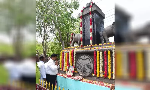 கரூர் வட்டாட்சியர் அலுவலகம் முன்பு உள்ள சங்க புலவர்கள் தூணுக்கு கலெக்டர் மாலை அணிவித்து மரியாதை