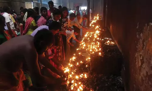 கோடை விடுமுறையையொட்டி திருநள்ளாறு சனீஸ்வரர் கோவிலில் குவிந்த பக்தர்கள் கூட்டம்