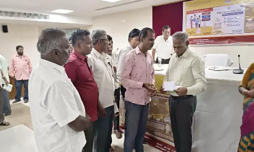 ரேசன் கடைக்கு பொருட்களை முழுமையாக வழங்க வேண்டும்