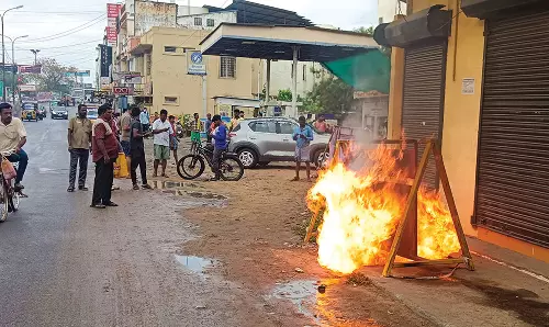 கடலூரில்  பெட்ரோல் பங்க் அருகே  கழிவு நீர் கால்வாயில் திடீர் தப்பிழம்பு: பொதுமக்கள் அலறியடித்து ஓட்டம்