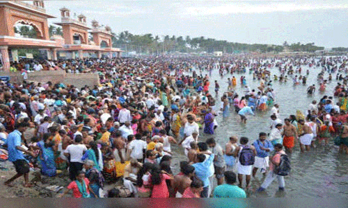 ராமேசுவரத்தில் இன்று குவிந்த சுற்றுலா பயணிகள்