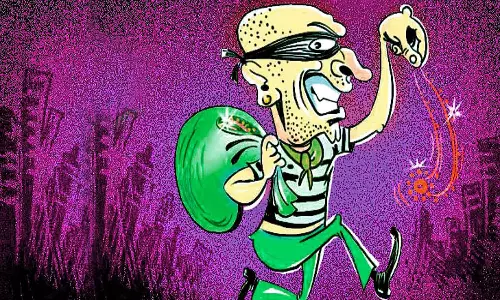 களக்காடு அருகே  தொழிலாளி வீட்டில் தங்க நகைகள் திருட்டு