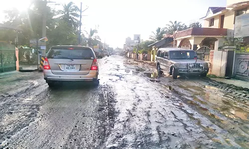 வாறுகால்-சீரமைப்பு பணி காரணமாக மேடு, பள்ளங்களாக காட்சியளிக்கும் டவுன்- குற்றாலம் சாலை