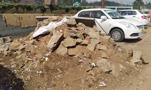 ஊட்டியில் சாலையில் குவிந்து கிடக்கும் கற்களால் விபத்து அபாயம்