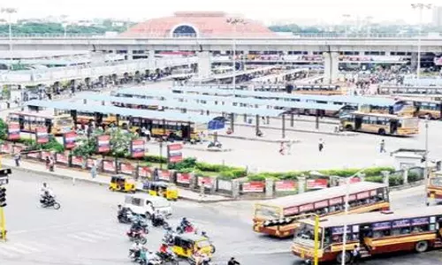 வெளியூர்களுக்கு பஸ்கள் இல்லாததால் கோயம்பேடு பஸ்நிலையத்தில் இரவில் குடும்பத்துடன் தவித்த பயணிகள்