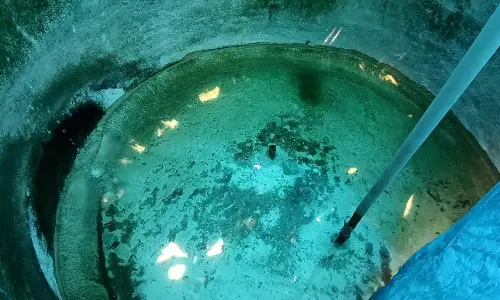 மேற்கூரை இல்லாத மேல்நிலை நீர்த்தேக்க தொட்டி: புழுக்கள் உள்ள நீரை குடிப்பதால் கிராம மக்கள் அவதி