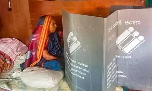 கர்நாடக சட்டசபை தேர்தல்: முதியவர்கள் வீட்டில் இருந்தே வாக்களித்தனர்