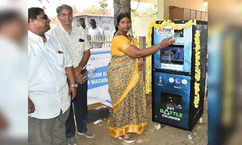 மாமல்லபுரத்தில் பிளாஸ்டிக் பாட்டில்களை தூளாக்கும் நவீன மிஷின்- சுற்றுலா பயணிகள் வரவேற்பு