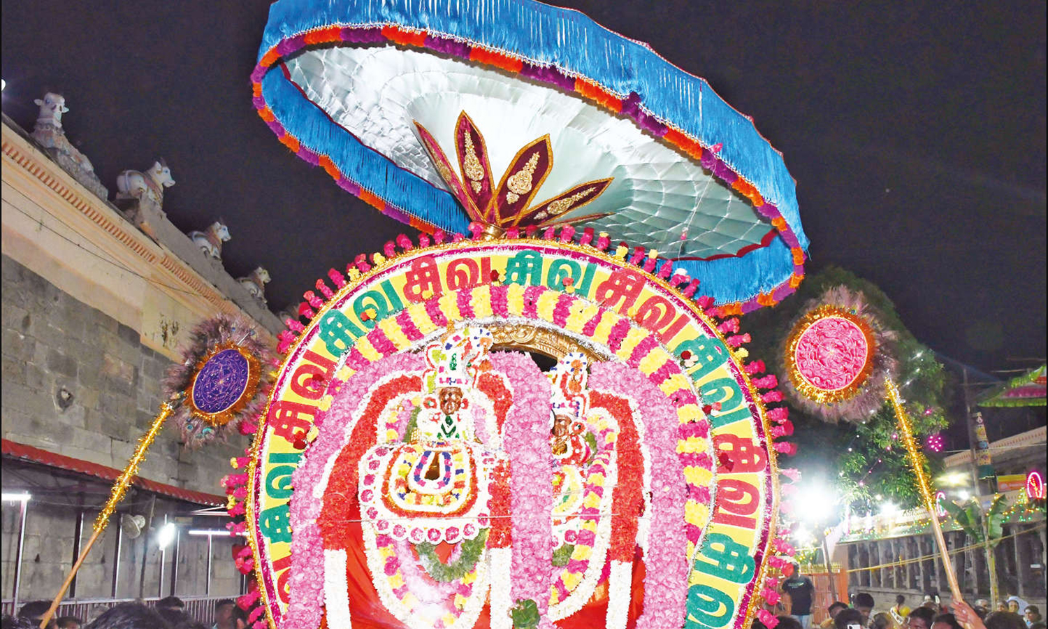 அருணாசலேஸ்வரர் கோவிலில் பொம்மை பூப்போடும் நிகழ்ச்சி: ஏராளமான பக்தர்கள் சாமி தரிசனம்