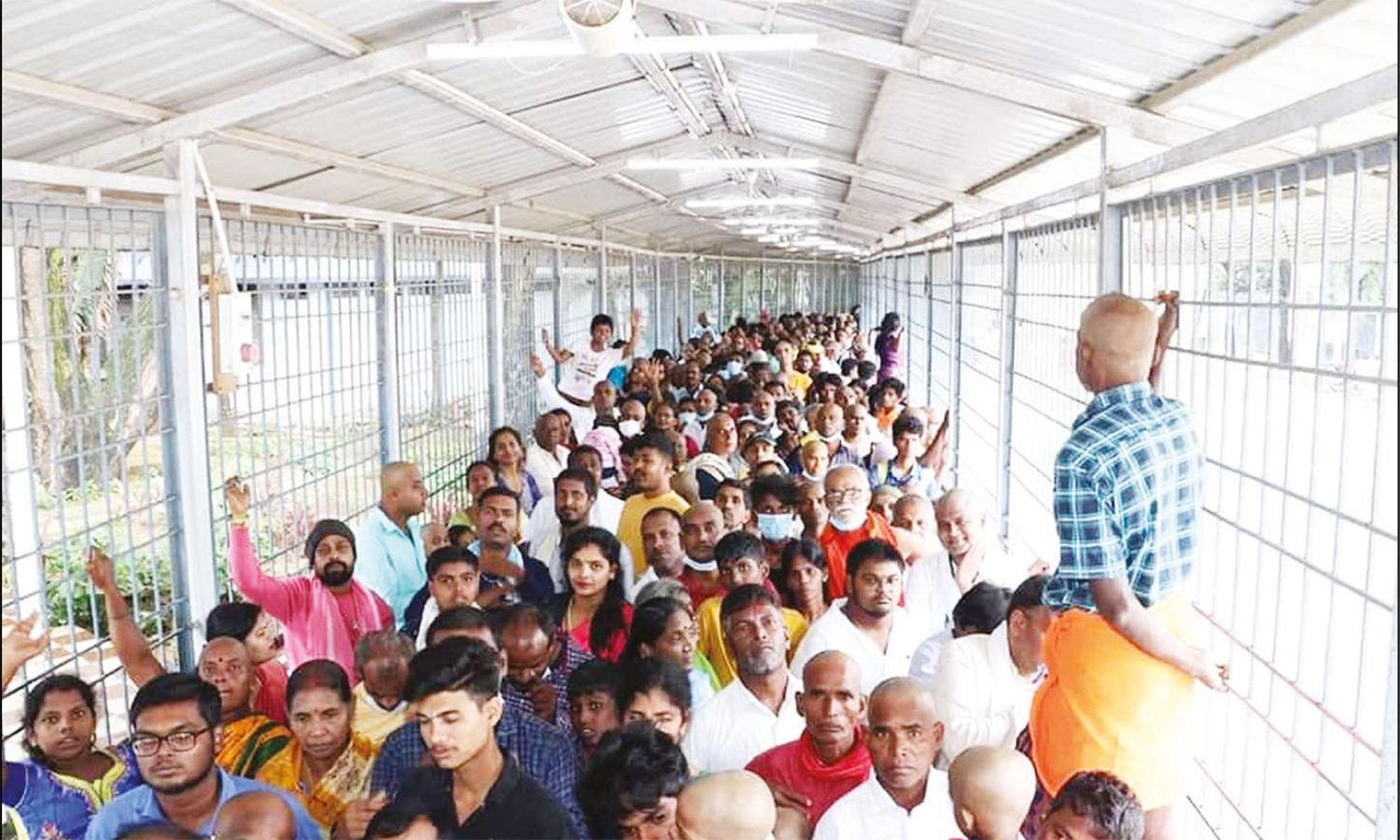 திருப்பதி ஏழுமலையான் கோவிலில் பக்தர்கள் தரிசனத்துக்கு 30 மணிநேரம் காத்திருப்பு