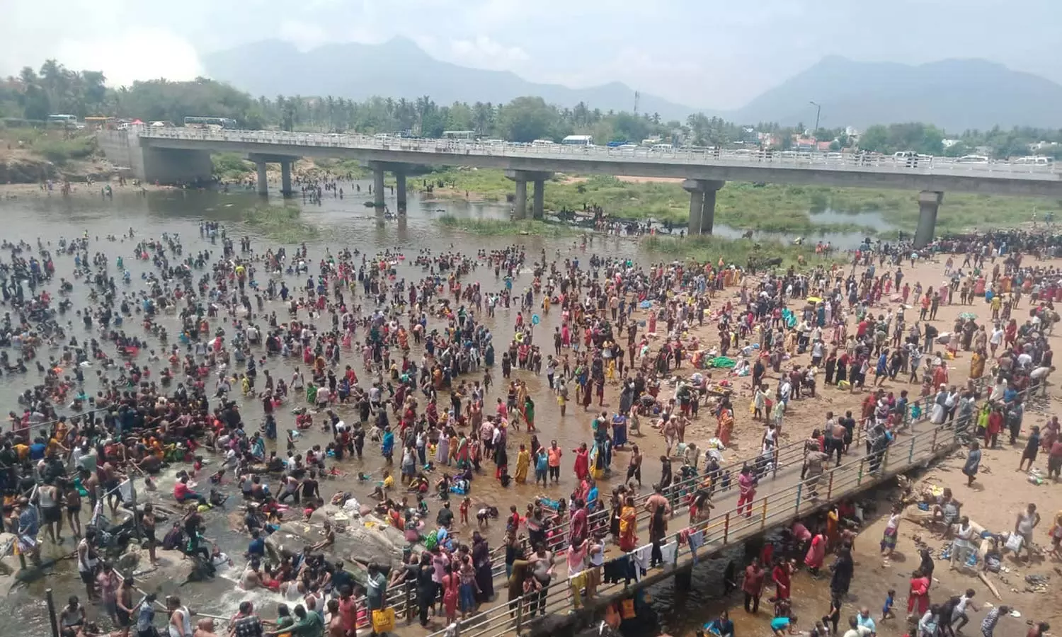 கொடிவேரி தடுப்பணையில் 17 ஆயிரம் சுற்றுலா பயணிகள் குளித்து மகிழ்ந்தனர்