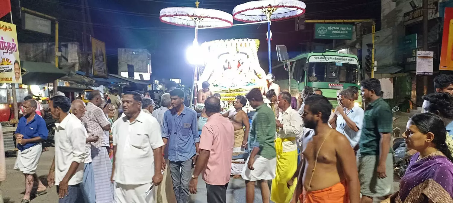 பண்ருட்டி வரதராஜபெருமாள் கோவிலில் இன்று கருட சேவை பண்ருட்டி வரதராஜபெருமாள் கோவிலில் இன்று கருட சேவை