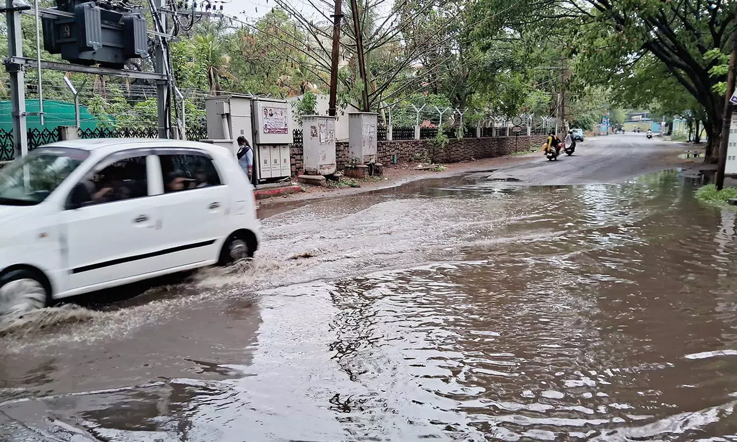 கோவையை குளிர்வித்த கோடை மழை- கூடலூரில் ஒரு மணி நேரம் கொட்டித்தீர்த்தது கோவையை குளிர்வித்த கோடை மழை- கூடலூரில் ஒரு மணி நேரம் கொட்டித்தீர்த்தது