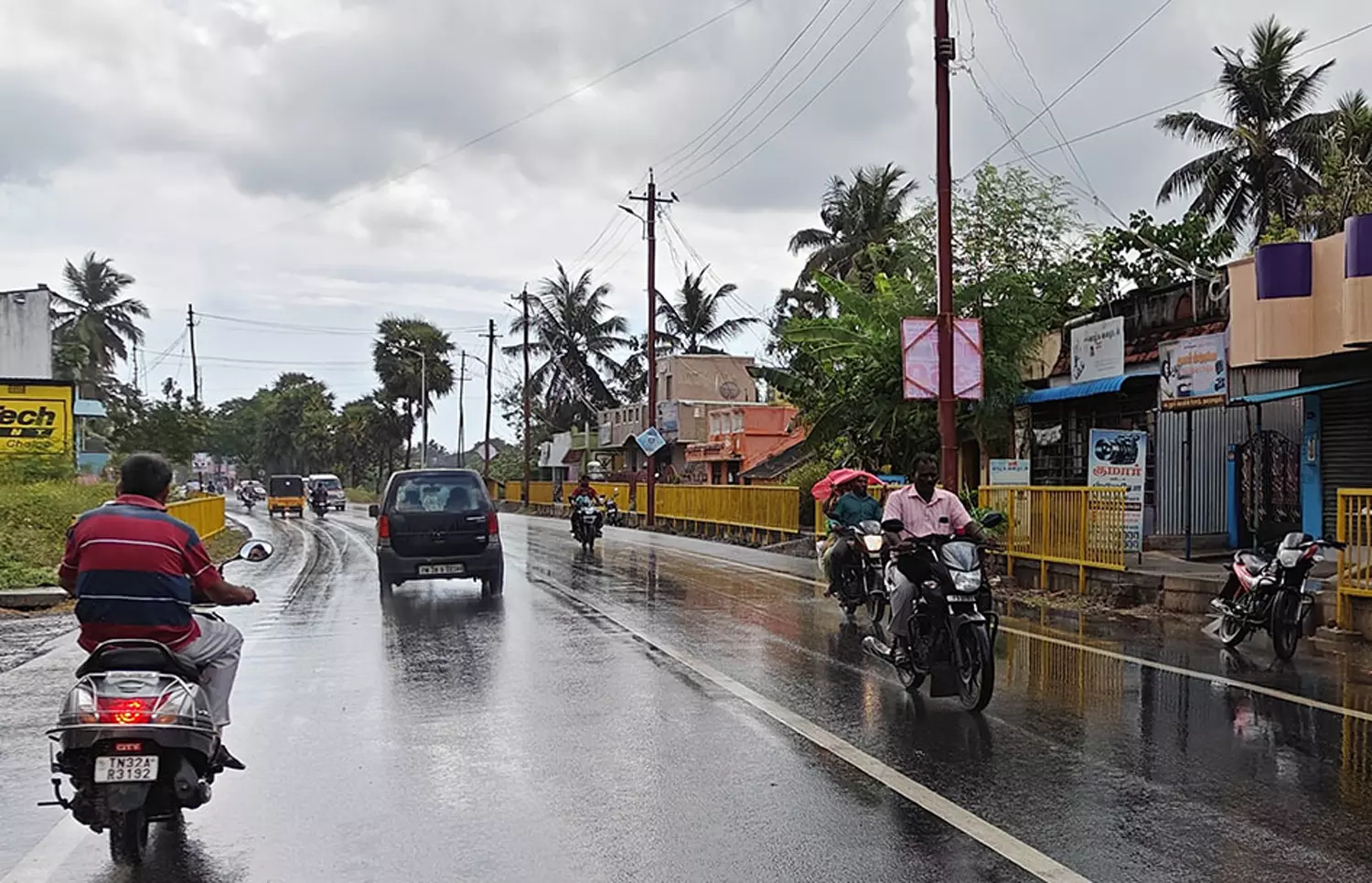 கடலூர் மாவட்டத்தில் காலையில் திடீர் மழை: மதியம் சுட்டெரிக்கும் வெயில் கடலூர் மாவட்டத்தில் காலையில் திடீர் மழை: மதியம் சுட்டெரிக்கும் வெயில்
