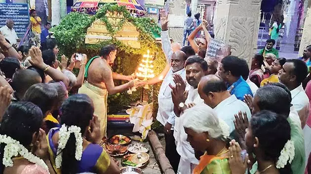 விளாத்திகுளம் மீனாட்சி சுந்தரேஸ்வரர் கோவிலில் சித்திரை திருவிழாவை முன்னிட்டு மண்டகப்படி