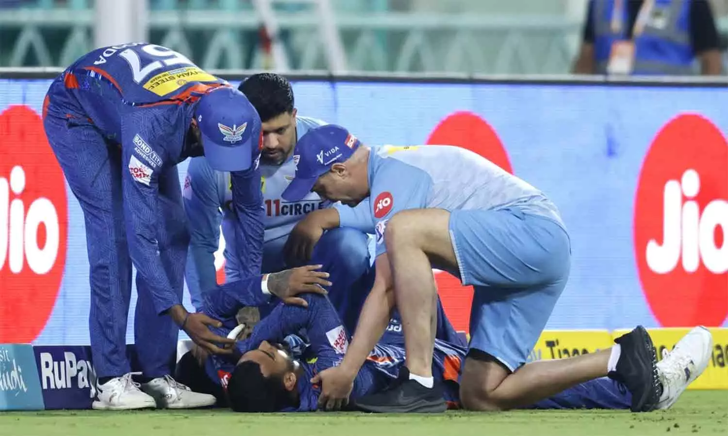 பீல்டிங்கின்போது காயம்... வேதனையுடன் வெளியேறிய கே.எல்.ராகுல் பீல்டிங்கின்போது காயம்... வேதனையுடன் வெளியேறிய கே.எல்.ராகுல்