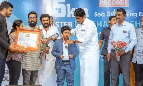 கடலில் 15 கிலோ மீட்டர் நீந்தி சிறுவன் சாதனை- அண்ணாமலை பாராட்டு