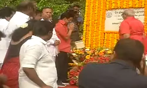 மே தின பூங்காவில் சிவப்பு நிற உடையணிந்து முதலமைச்சர் மு.க ஸ்டாலின் மரியாதை