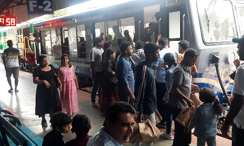 கோவை-நீலகிரி மாவட்ட சுற்றுலா தலங்களில் பொதுமக்கள் கூட்டம் அலைமோதியது