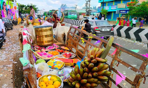 பாரம்பரிய முறைப்படி 15 மாட்டு வண்டிகளில் சீர் கொடுத்து அசத்திய தாய்மாமன்கள்
